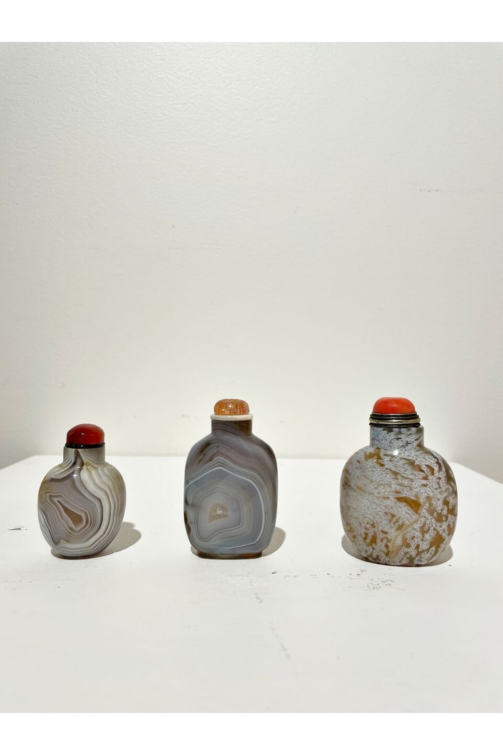 THREE AGATE SNUFF BOTTLES 19th/20th century (3) - 4