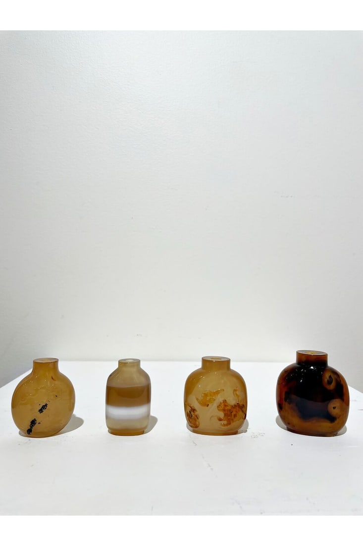 FOUR AGATE SNUFF BOTTLES 19th/20th century (4) - 2