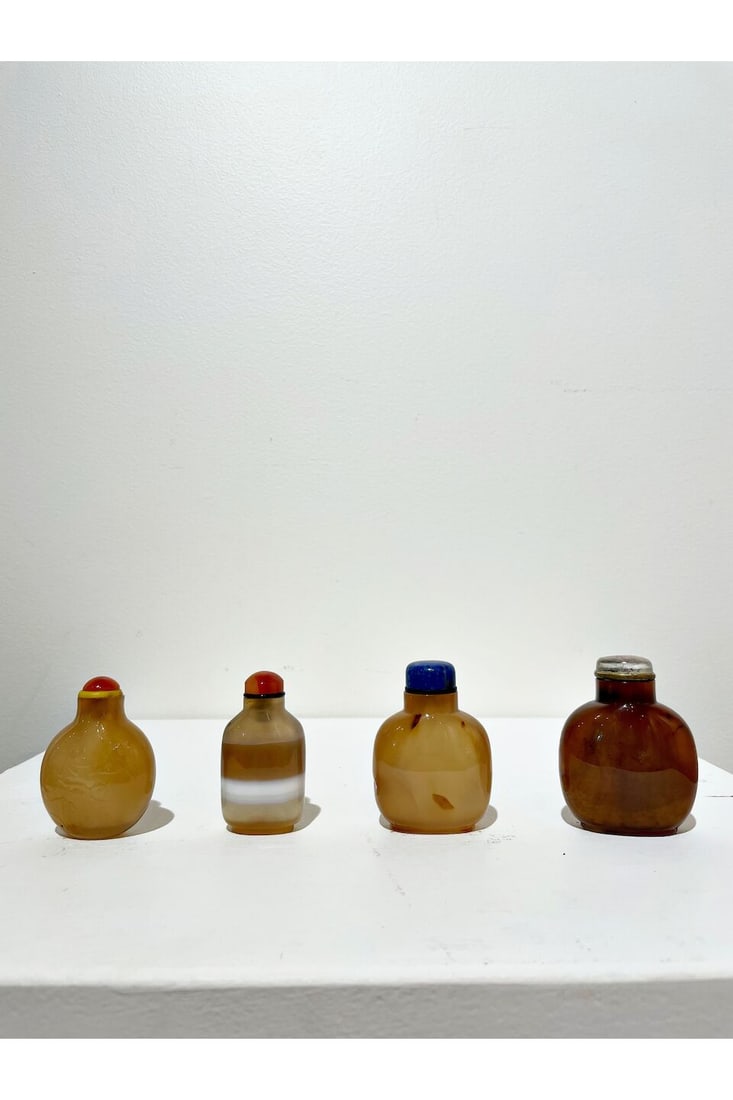 FOUR AGATE SNUFF BOTTLES 19th/20th century (4) - 3