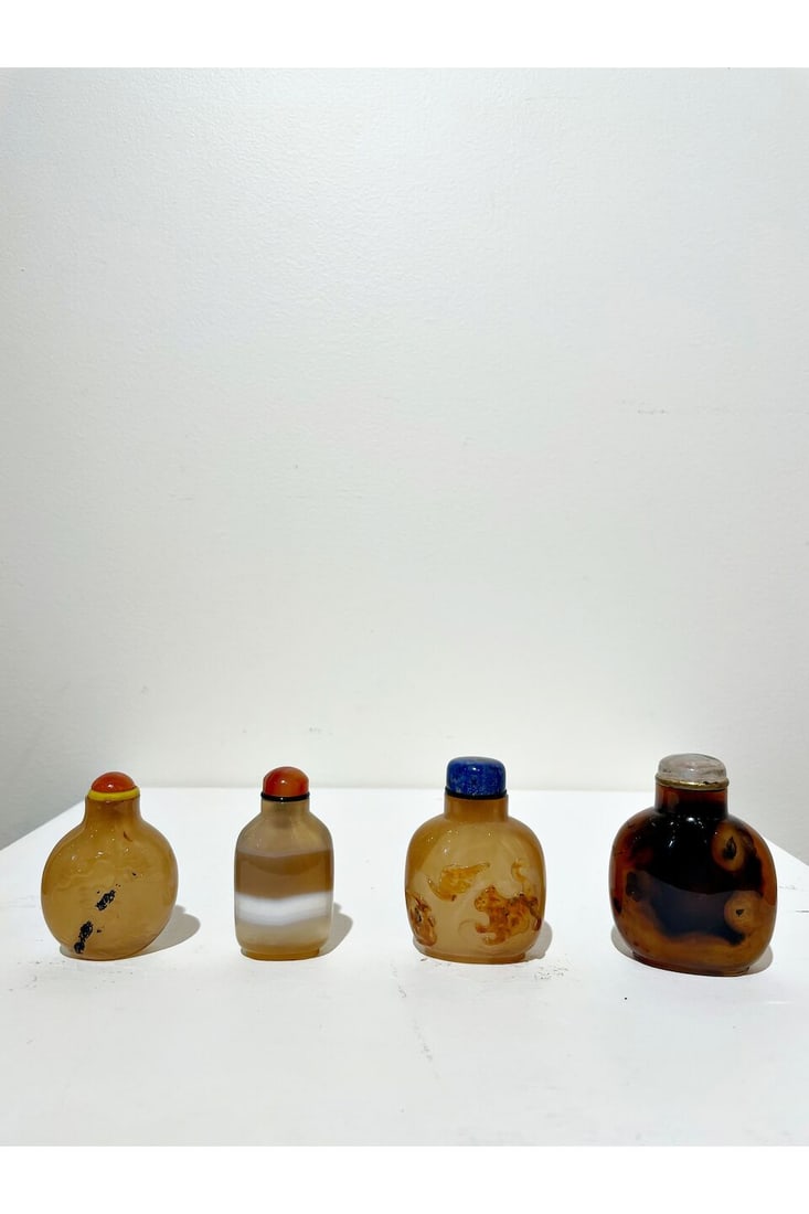 FOUR AGATE SNUFF BOTTLES 19th/20th century (4) - 4