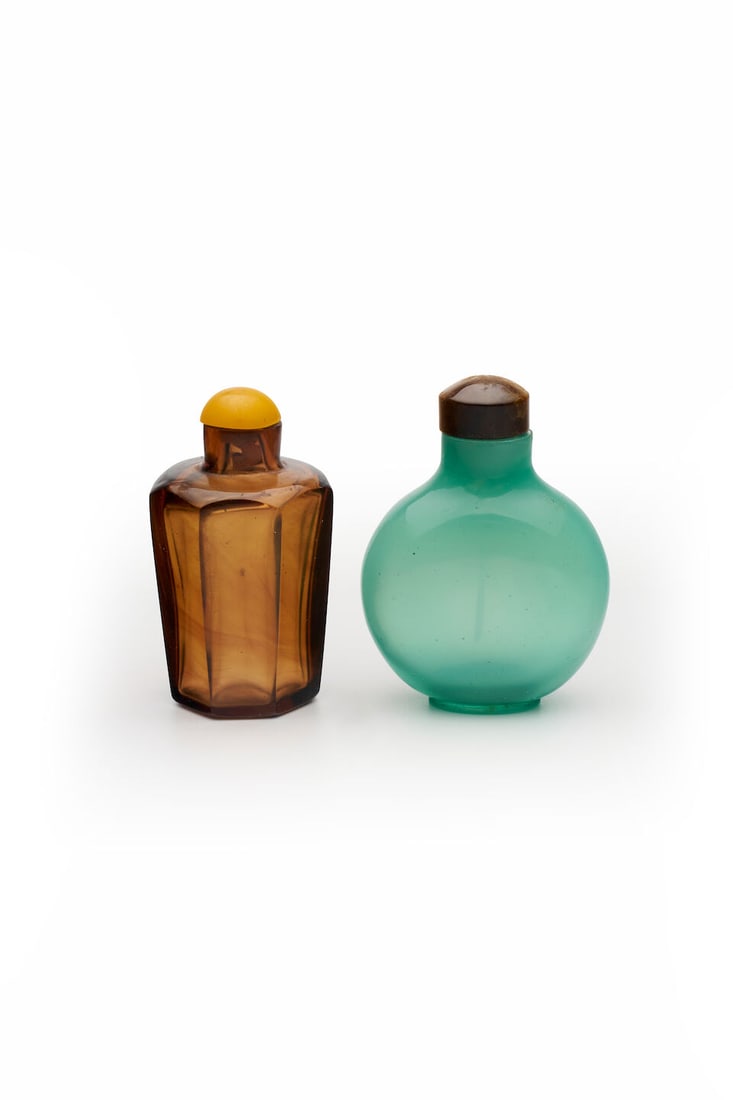 TWO GLASS SNUFF BOTTLES 19th century (2): TWO GLASS SNUFF BOTTLES 19th century Measured without the stoppers 5.9cm and 6.2cm high (2). Footnotes: 十九世紀 玻璃鼻烟壺二件 For