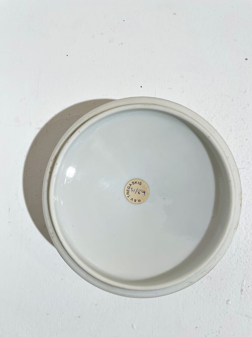 A GROUP OF FAMILLE ROSE 'HEROES' CUPS AND SAUCERS Daoguang and Tongzhi marks, Late Qing dynasty (5) - 2