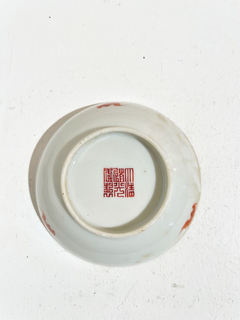 A GROUP OF FAMILLE ROSE 'HEROES' CUPS AND SAUCERS Daoguang and Tongzhi marks, Late Qing dynasty (5) - 4