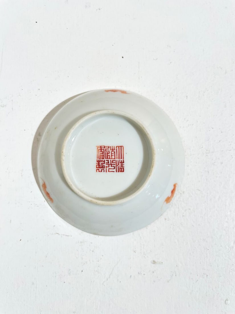 A GROUP OF FAMILLE ROSE 'HEROES' CUPS AND SAUCERS Daoguang and Tongzhi marks, Late Qing dynasty (5) - 6