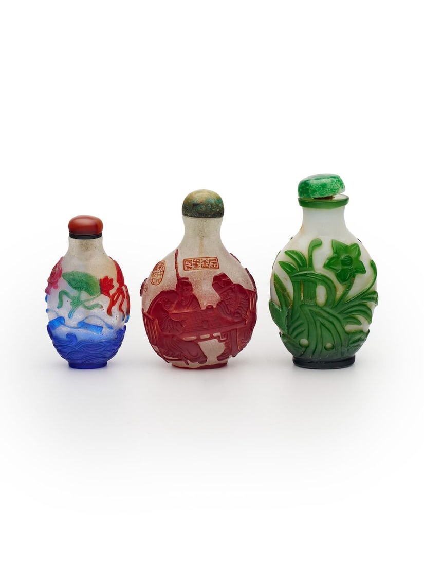 THREE GLASS OVERLAY SNUFF BOTTLES 19th/20th century (3): THREE GLASS OVERLAY SNUFF BOTTLES 19th/20th century Measured without the stoppers varying sizes from 5.7cm to 7.4cm high (3). Footnotes: 十九至二十世紀