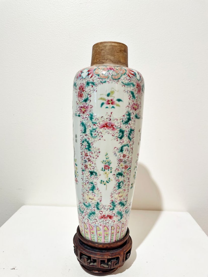 A FAMILLE ROSE RESERVE DECORATED 'FLORAL' VASE Late Qing to Republic period - 3