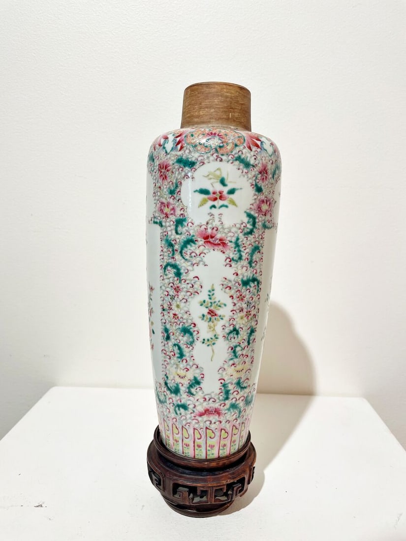 A FAMILLE ROSE RESERVE DECORATED 'FLORAL' VASE Late Qing to Republic period - 5