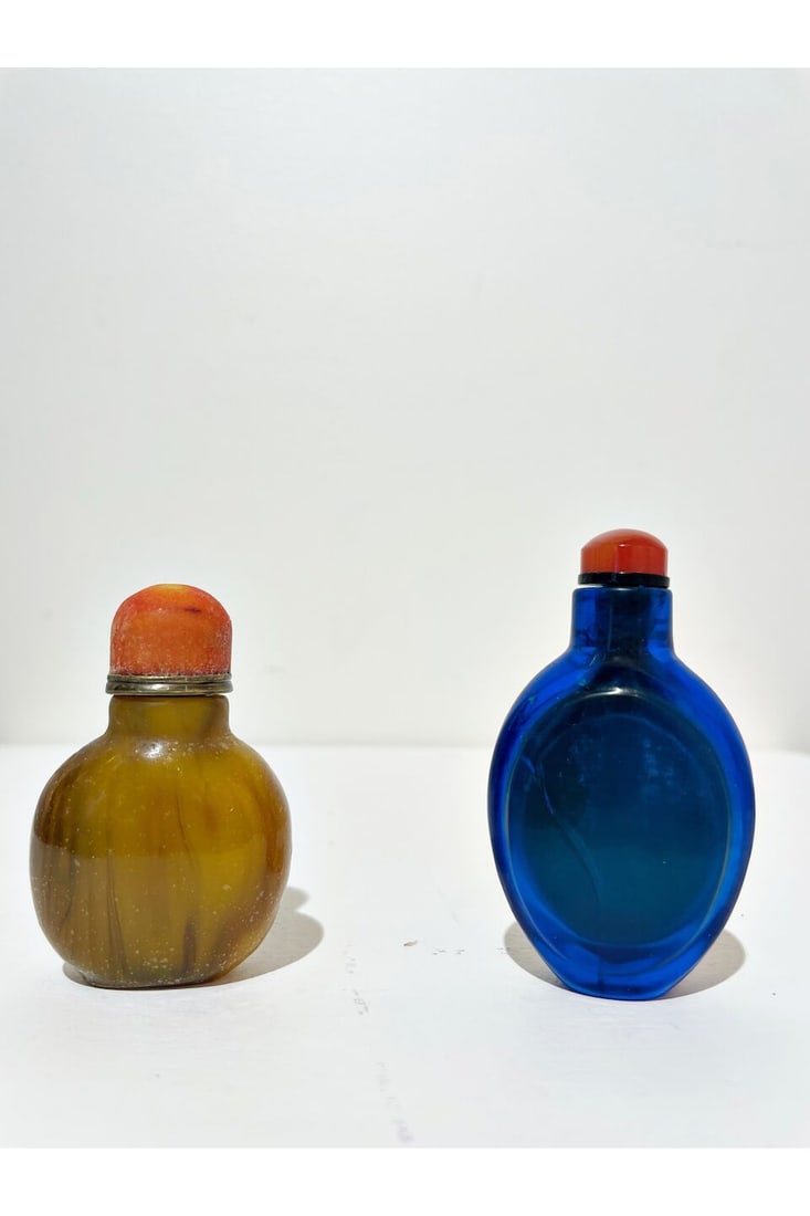 FOUR COLOURED GLASS SNUFF BOTTLES 19th century (4) - 4