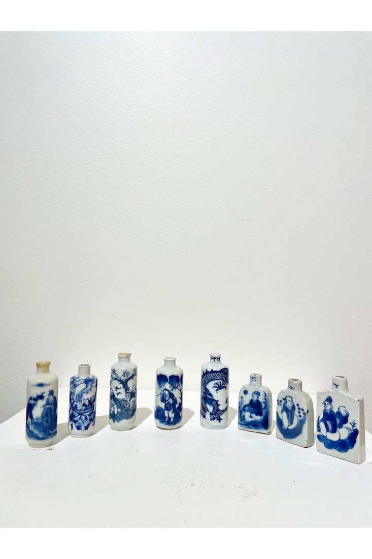 EIGHT BLUE AND WHITE SNUFF BOTTLES One with Yongzheng four-character mark, 19th century (8) - 2