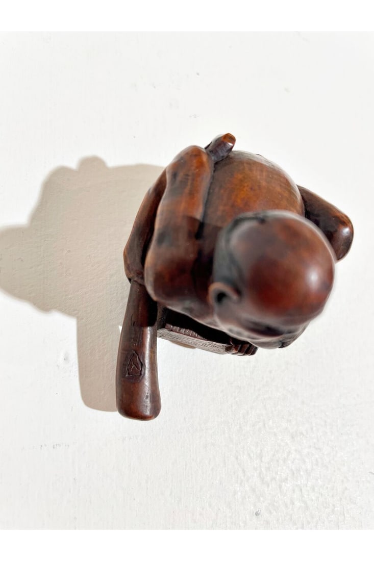 A WOOD NETSUKE OF A DISAPPOINTED RAT CATCHER Signed Sadayasu [貞康], 19th century - 2