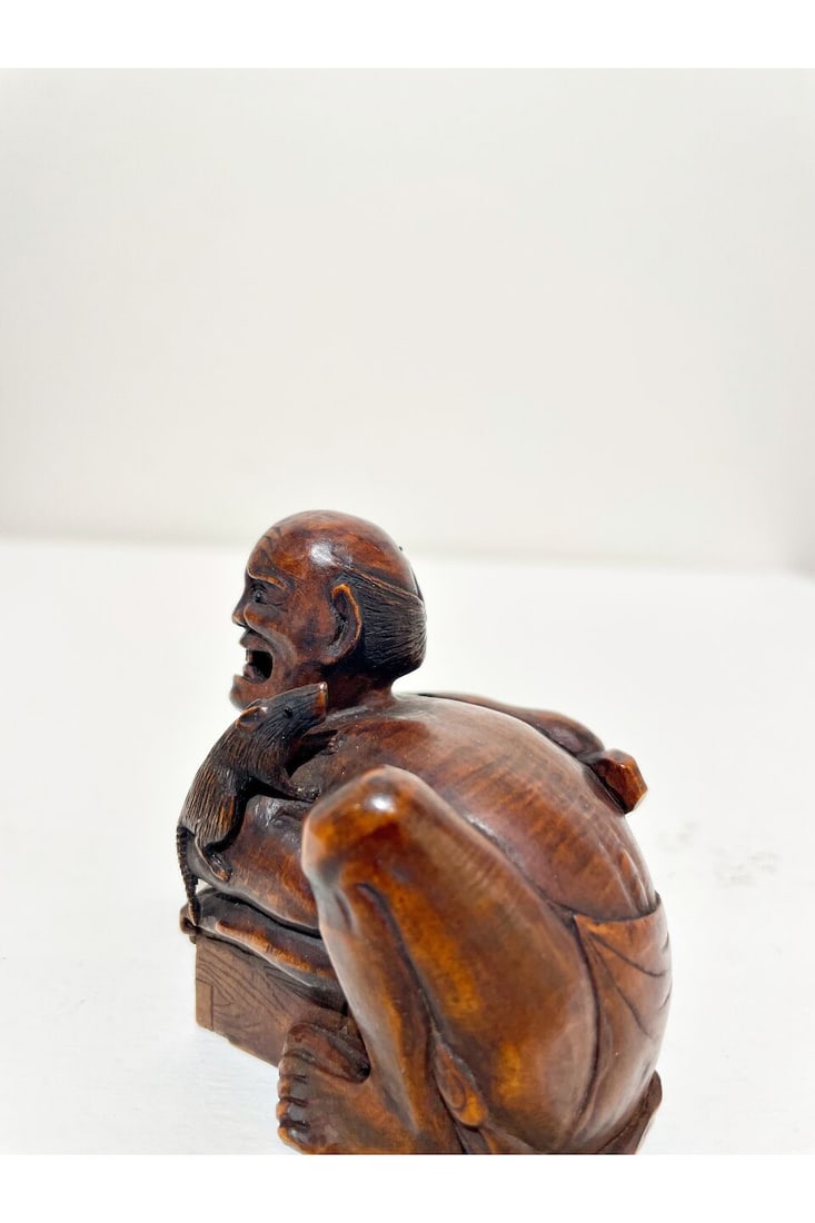 A WOOD NETSUKE OF A DISAPPOINTED RAT CATCHER Signed Sadayasu [貞康], 19th century - 4