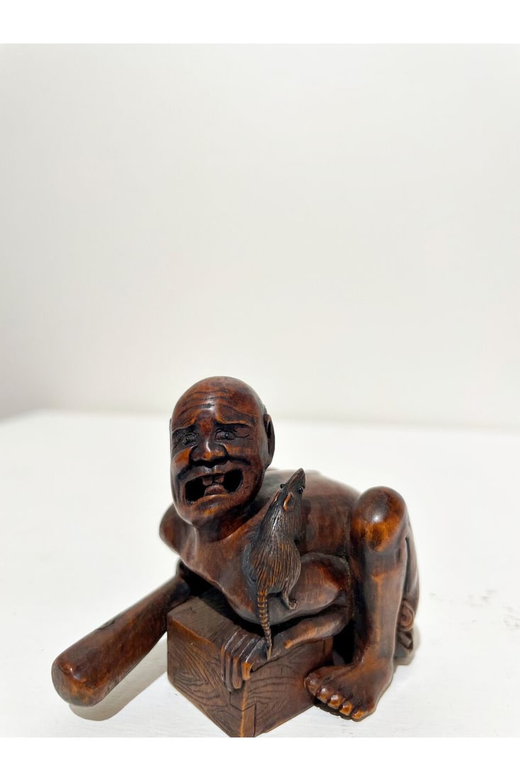 A WOOD NETSUKE OF A DISAPPOINTED RAT CATCHER Signed Sadayasu [貞康], 19th century - 5