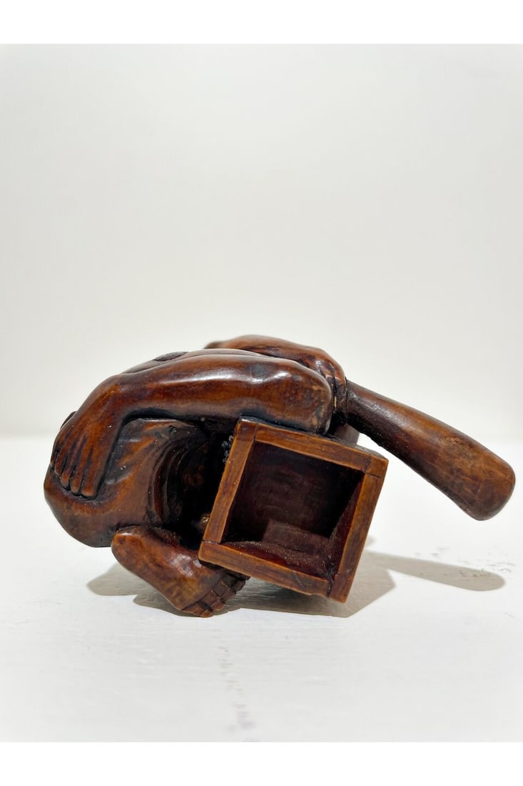 A WOOD NETSUKE OF A DISAPPOINTED RAT CATCHER Signed Sadayasu [貞康], 19th century - 6