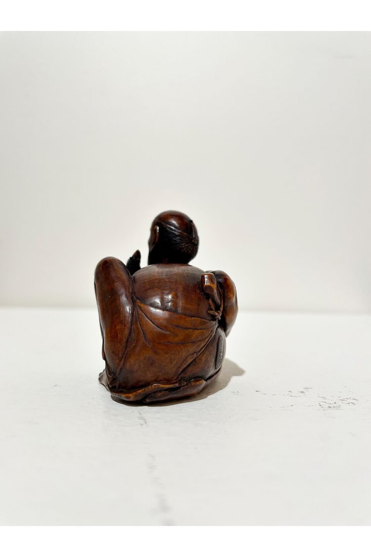 A WOOD NETSUKE OF A DISAPPOINTED RAT CATCHER Signed Sadayasu [貞康], 19th century - 8