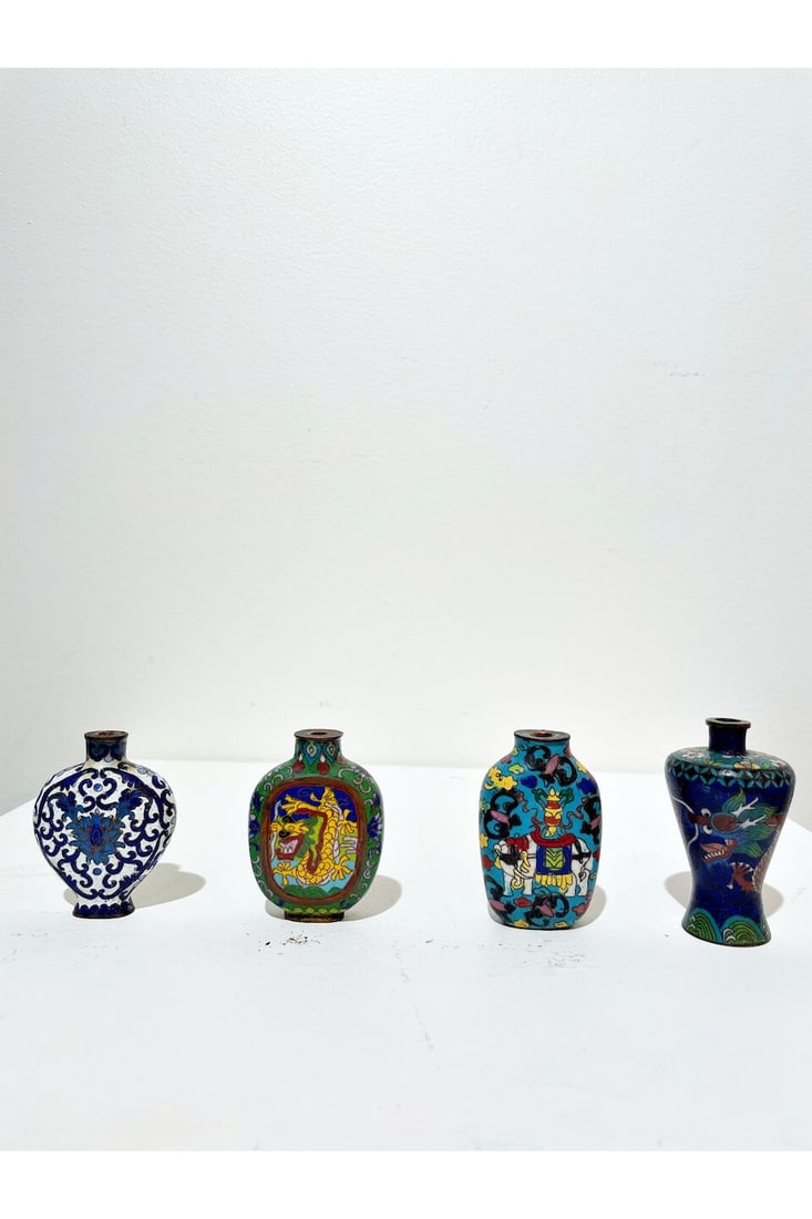 FOUR CLOISONNE SNUFF BOTTLES One with Qianlong four-character mark, 19th/20th century (4) - 2