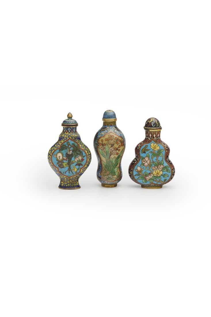 THREE CLOISONNE SNUFF BOTTLES One with Qianlong four-character mark, 19th/20th century (3): THREE CLOISONNE SNUFF BOTTLES One with Qianlong four-character mark, 19th/20th century Measured without the stoppers varying sizes from 5.8cm to 6.4cm high (3). Footnotes: 十九至