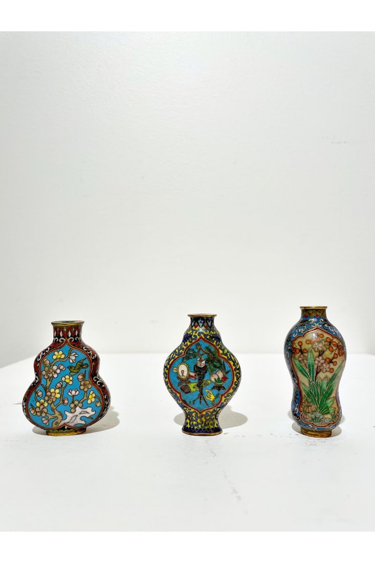 THREE CLOISONNE SNUFF BOTTLES One with Qianlong four-character mark, 19th/20th century (3) - 2