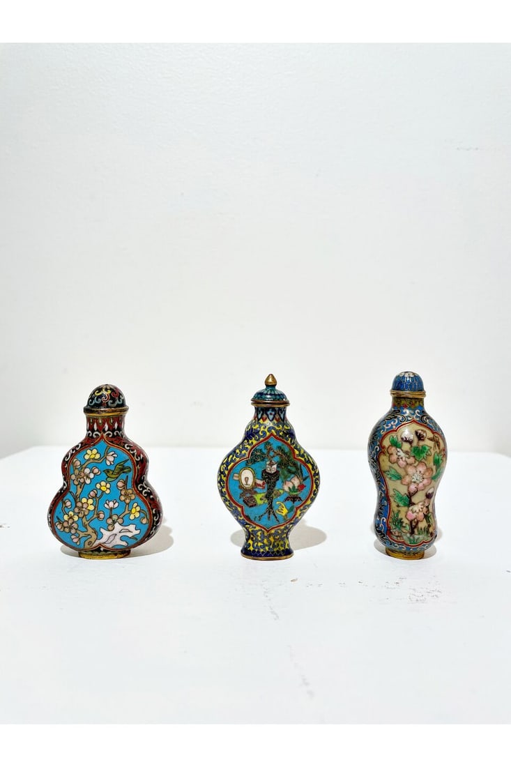 THREE CLOISONNE SNUFF BOTTLES One with Qianlong four-character mark, 19th/20th century (3) - 3