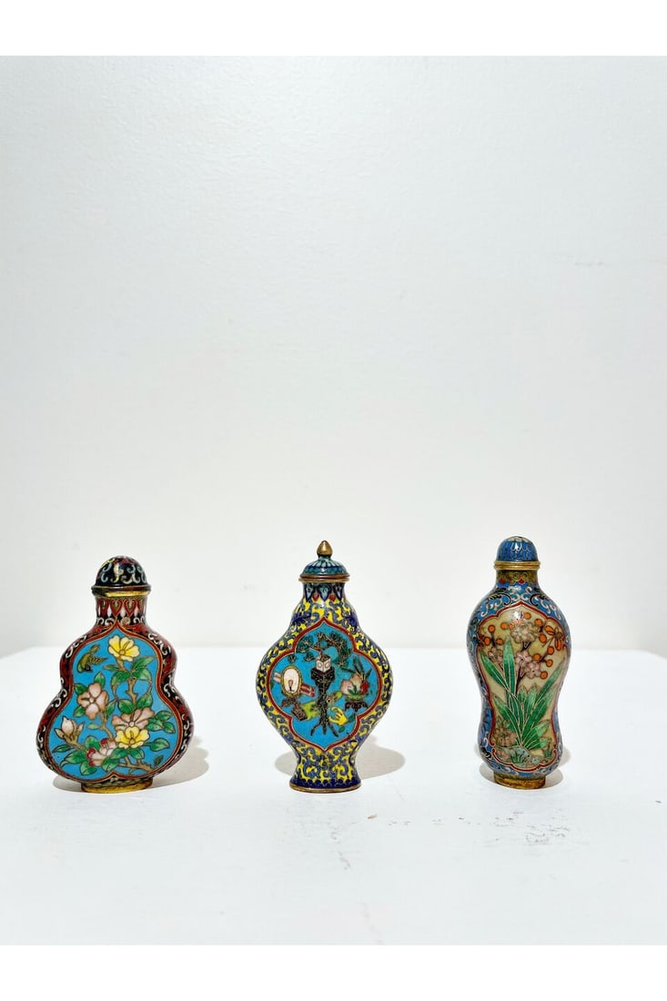 THREE CLOISONNE SNUFF BOTTLES One with Qianlong four-character mark, 19th/20th century (3) - 4