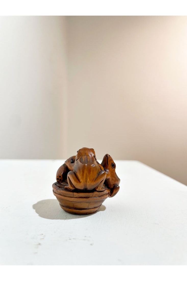 TWO WOOD NETSUKE OF TOADS AND FROGS Signed Tamayama [玉山] and Tamaishi [玉... - 7