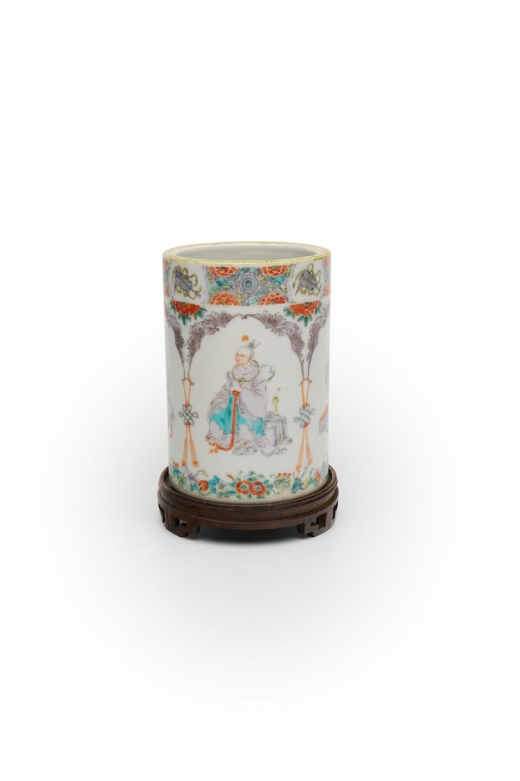 A FAMILLE ROSE RESERVE DECORATED 'SCHOLARS' BRUSH POT Late Qing to Republic period: A FAMILLE ROSE RESERVE DECORATED 'SCHOLARS' BRUSH POT Late Qing to Republic period with a stand, 14.2cm high, 10cm diam. Footnotes: Bearing the label of 'The British Antique Dealer's Association' to