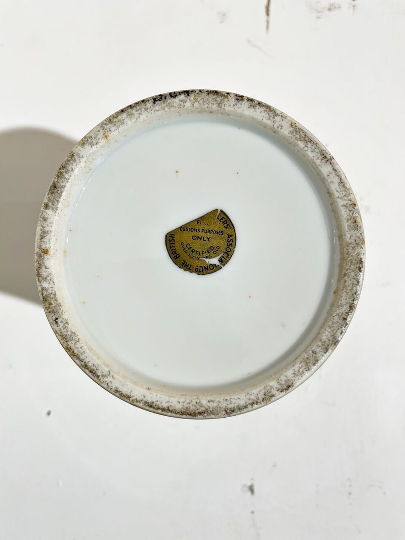 A FAMILLE ROSE RESERVE DECORATED 'SCHOLARS' BRUSH POT Late Qing to Republic period - 2