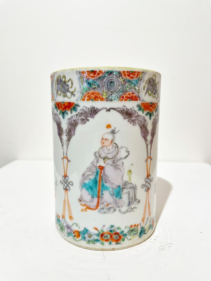 A FAMILLE ROSE RESERVE DECORATED 'SCHOLARS' BRUSH POT Late Qing to Republic period - 4