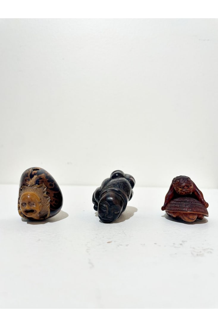 TWO WOOD AND A BRAZIL NUT NETSUKE the brazilnut netsuke signed possibly Kabuao [株青... - 9