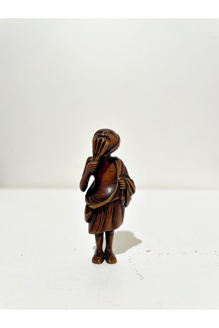 TWO BOXWOOD NETSUKE OF A MAN EXAMINING AN EGG AND A DANCING YAMABUSHI 19th century (2) - 7