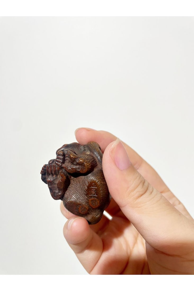 A WOOD NETSUKE OF TWO MONKEYS Signed Masanao [正直], 19th/20th century - 3