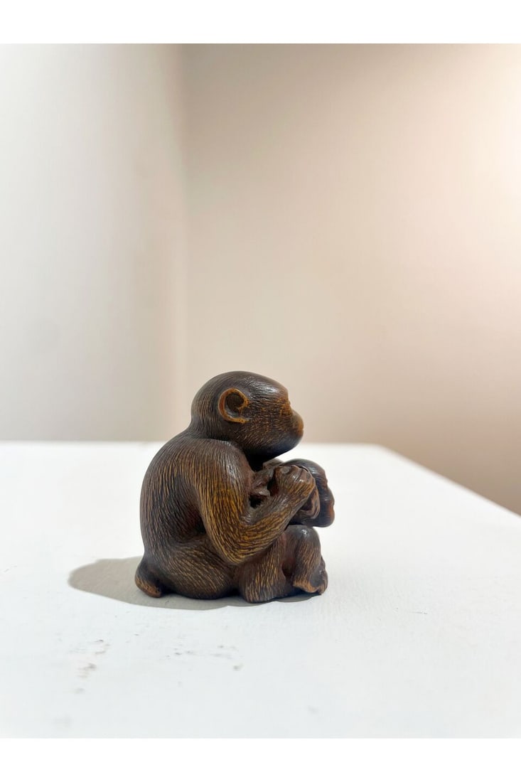 A WOOD NETSUKE OF TWO MONKEYS Signed Masanao [正直], 19th/20th century - 5