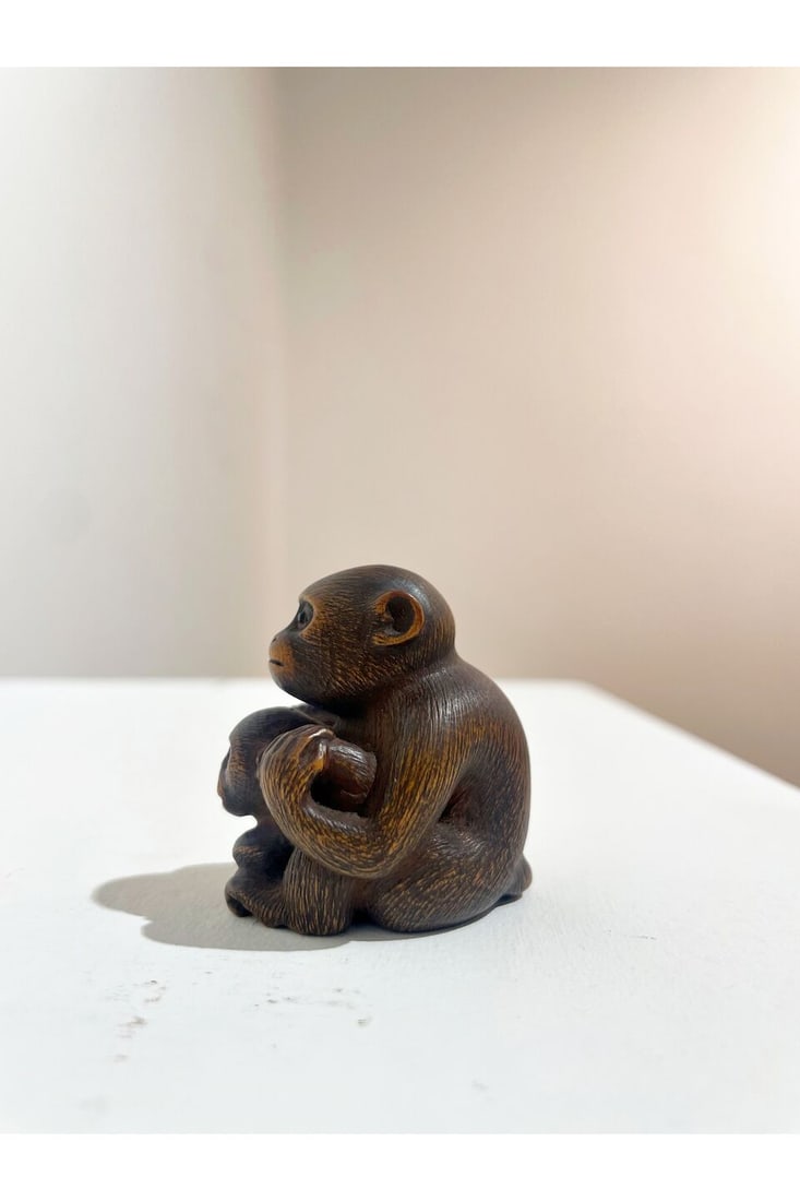 A WOOD NETSUKE OF TWO MONKEYS Signed Masanao [正直], 19th/20th century - 7