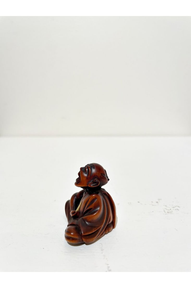 TWO BOXWOOD NETSUKE OF A PROFESSIONAL SNEEZER AND A SAKE DRINKER The 'sneezer' signed (possibly)... - 11
