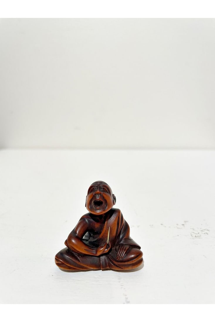 TWO BOXWOOD NETSUKE OF A PROFESSIONAL SNEEZER AND A SAKE DRINKER The 'sneezer' signed (possibly)... - 12
