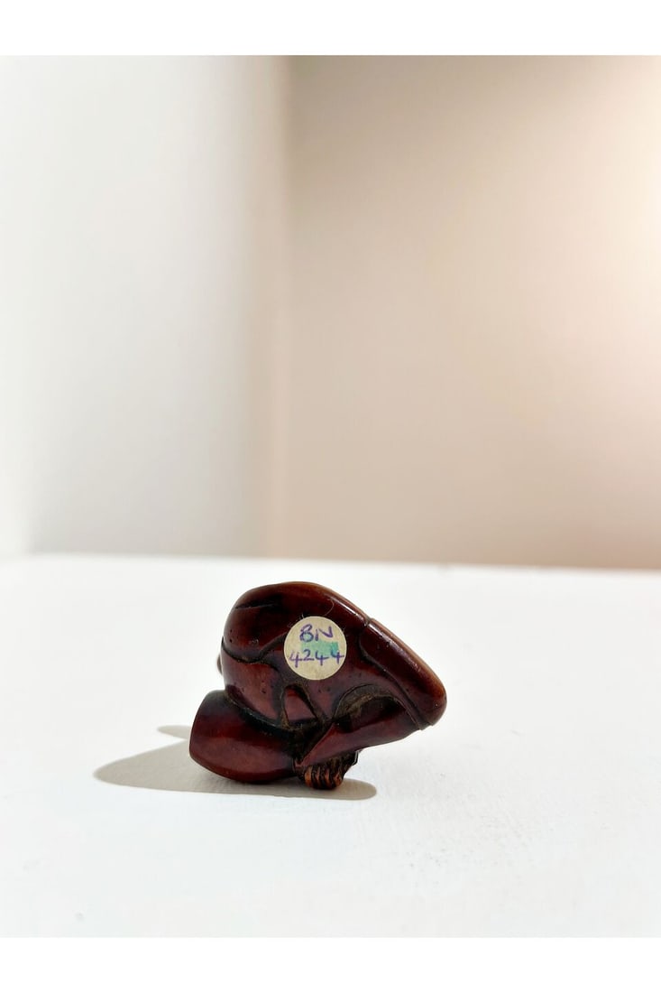 TWO BOXWOOD NETSUKE OF A PROFESSIONAL SNEEZER AND A SAKE DRINKER The 'sneezer' signed (possibly)... - 2