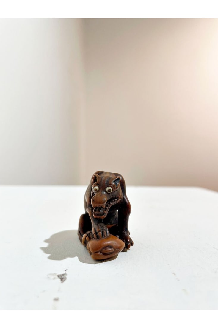 A BOXWOOD NETSUKE OF A WOLF WITH A CLAM Signed Tomotada [友忠], 19th century - 7