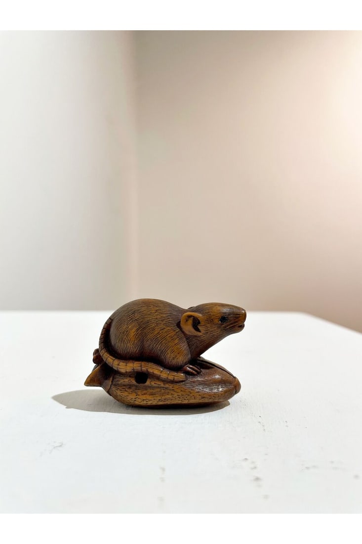 A BOXWOOD NETSUKE OF A RAT Signed Tatsuyama [龍山], 19th century - 6