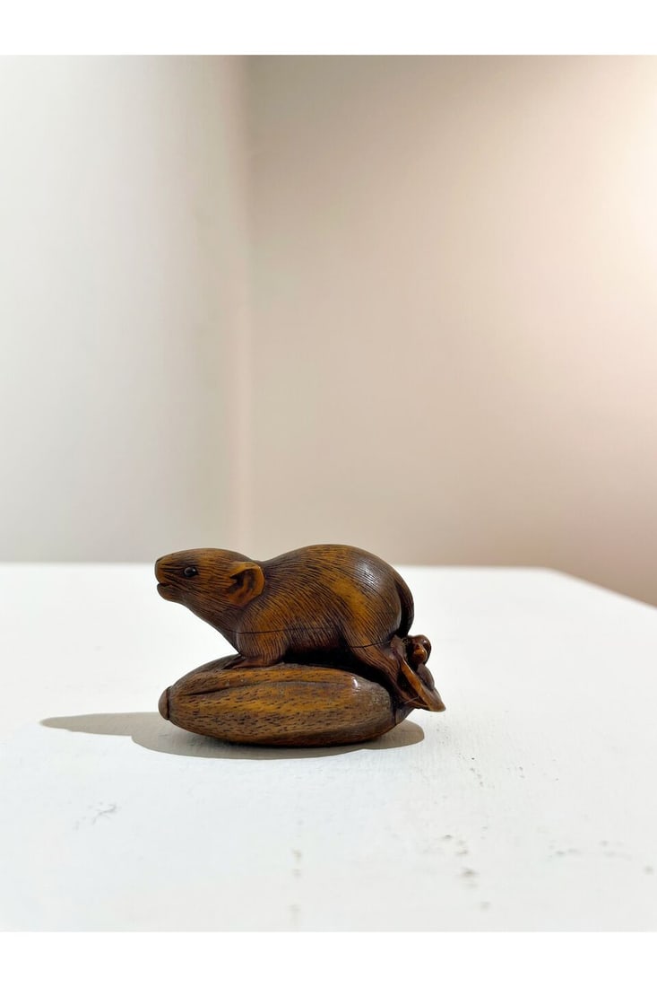 A BOXWOOD NETSUKE OF A RAT Signed Tatsuyama [龍山], 19th century - 8