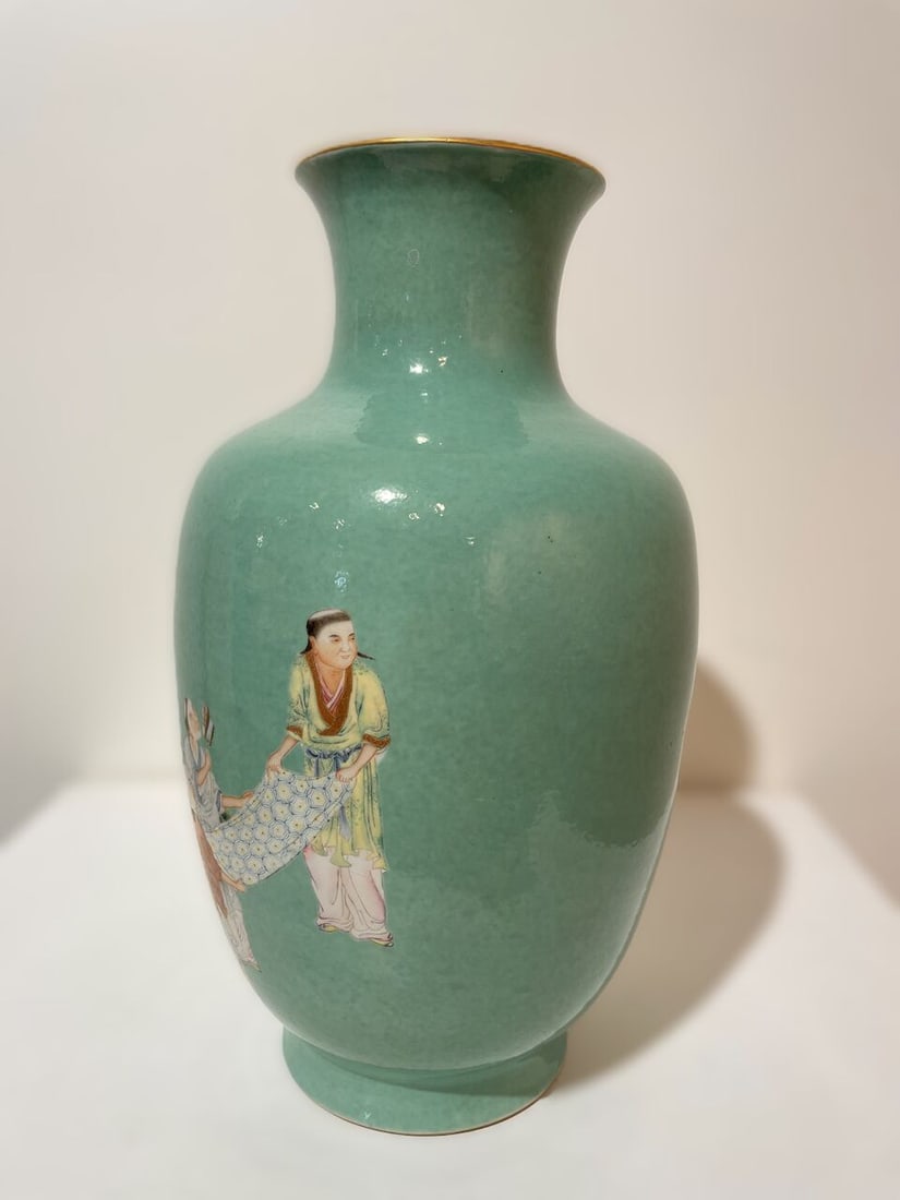 A TURQUOISE-GROUND FAMILLE ROSE 'ARHAT' VASE Republic Period - 3