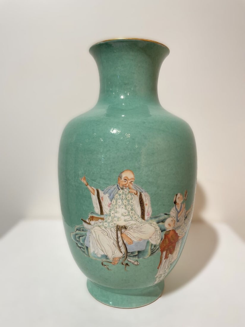 A TURQUOISE-GROUND FAMILLE ROSE 'ARHAT' VASE Republic Period - 5