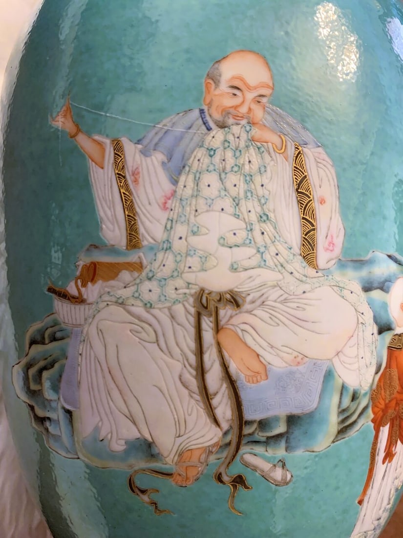 A TURQUOISE-GROUND FAMILLE ROSE 'ARHAT' VASE Republic Period - 7