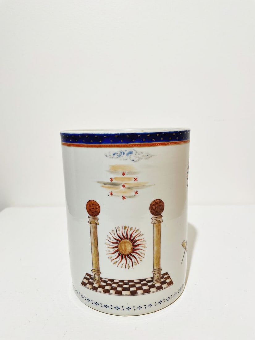 AN EXPORT FAMILLE ROSE 'MASONIC' MUG Late 18th century - 2