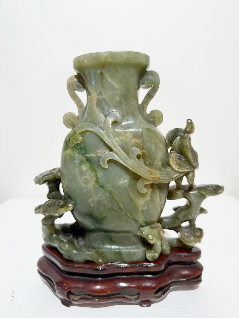 A SPINACH JADE VASE, HU 18th/19th century - 2