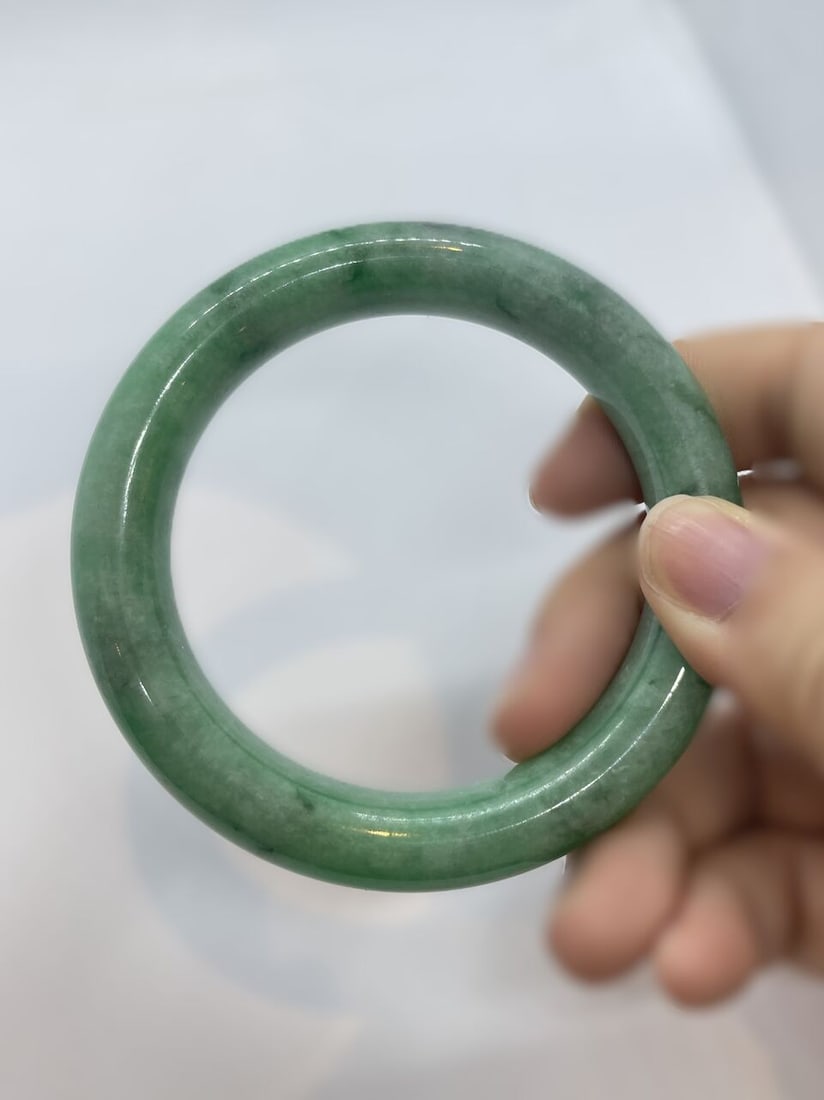A JADEITE BANGLE 20th century - 2