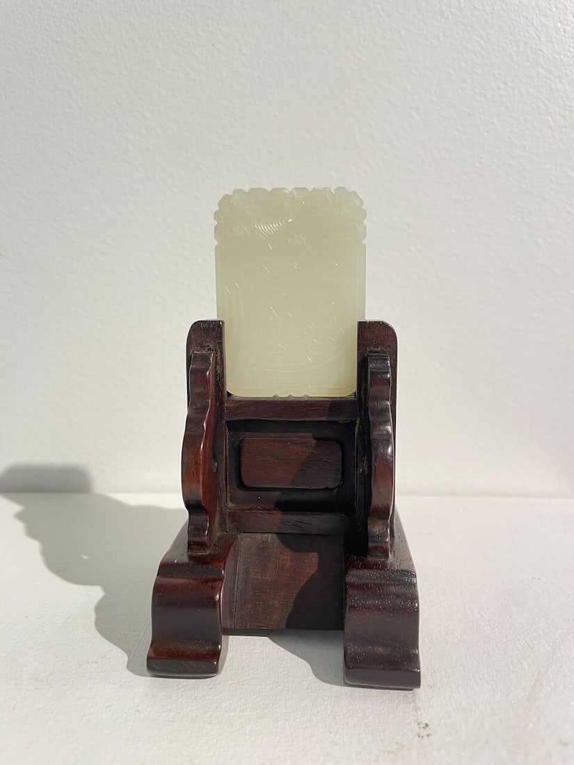 A ROSEWOOD MINIATURE SCREEN WITH A WHITE JADE PLAQUE 20th century (2) - 2