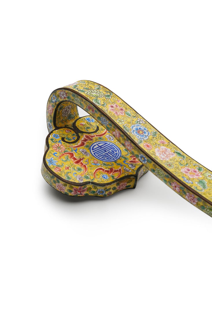 A PAINTED-ENAMEL RUYI SCEPTRE Qianlong four-character mark, 18th/19th century - 2
