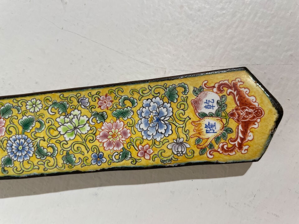 A PAINTED-ENAMEL RUYI SCEPTRE Qianlong four-character mark, 18th/19th century - 4
