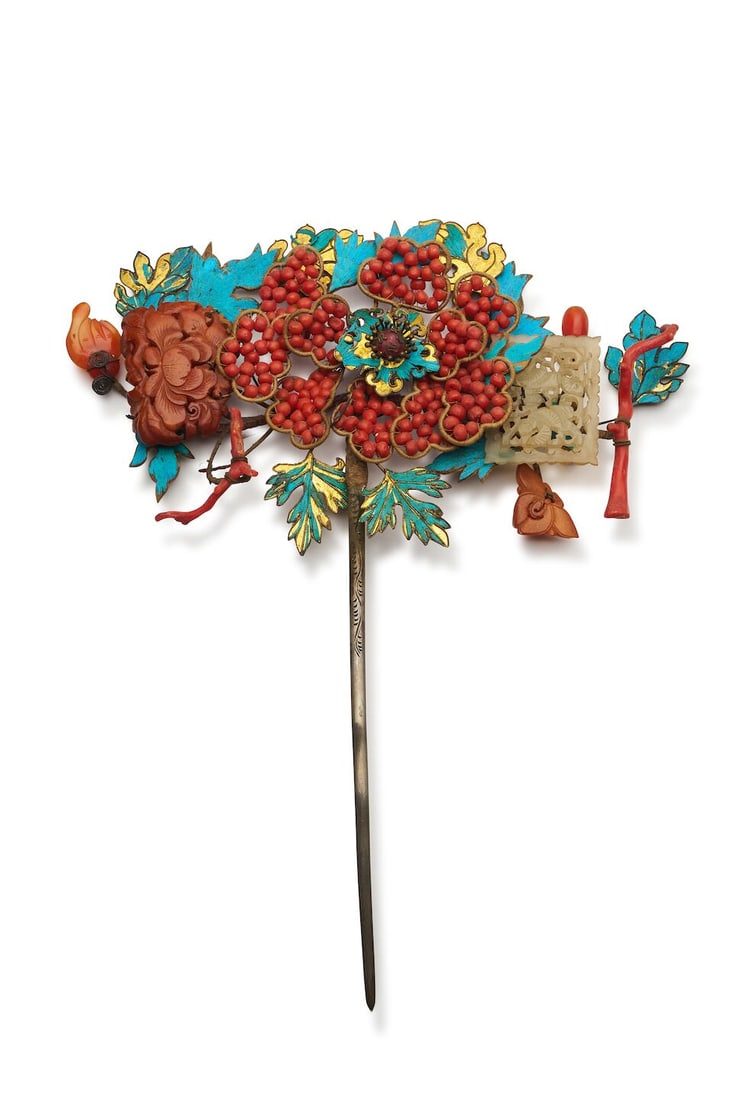 A KINGFISHER HAIR ORNAMENT 19th century: A KINGFISHER HAIR ORNAMENT 19th century applied with coral beads and twigs, carnelian, speckled glass imitating coral, and milky glass imitating jade, 22.5cm long Footnotes: 晚清 珊&