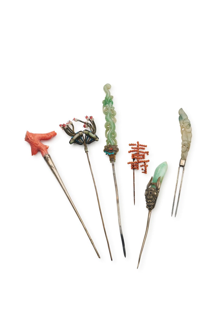 SEVEN JADEITE AND CORAL HAIR PINS 19th century (7): SEVEN JADEITE AND CORAL HAIR PINS 19th century Varying sizes from 6.3cm t0 17.5cm long (7). Footnotes: 十九世紀