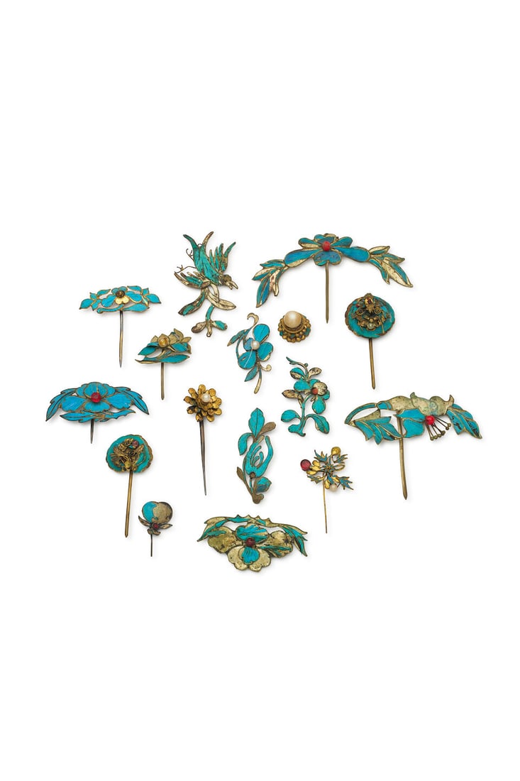 16 KINGFISHER HAIR PINS AND ORNAMENTS 19th century (16): 16 KINGFISHER HAIR PINS AND ORNAMENTS 19th century Varying sizes from 1.5cm diam. to 5.5cm long (16). Footnotes: 十九世紀